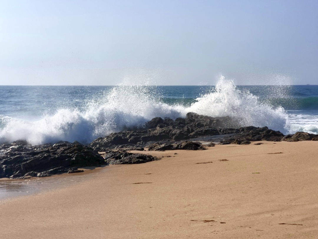 Brandung am Felsen vor Villa Cha Portugal 10