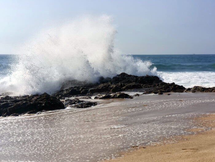 Hochschießende Brandung vor Villa Cha Portugal 11