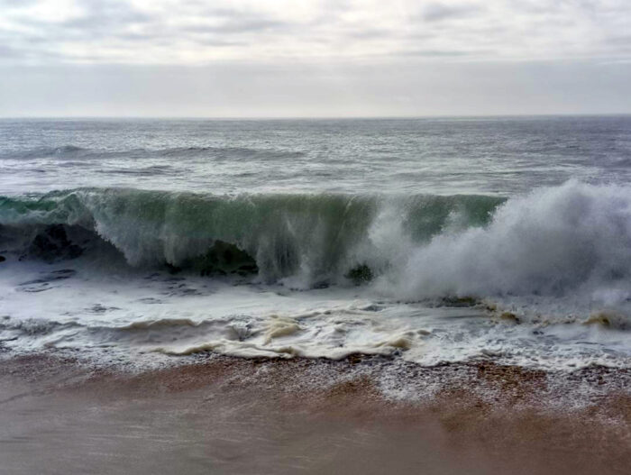 Brandung am Strand vor Villa Cha