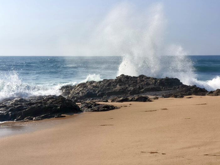 Auftürmende Gischt vor Villa Cha Portugal 9